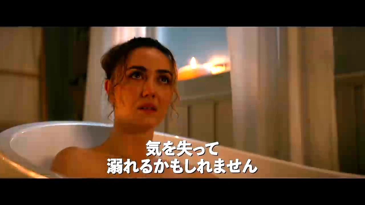 浴槽の中で不安げに顔を上げる女性