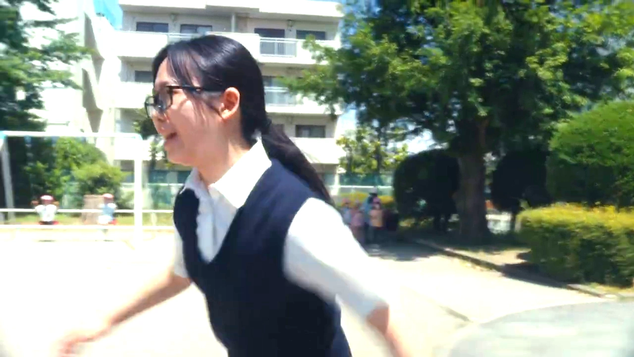 映画『恋傷』で女性が屋外を歩く場面