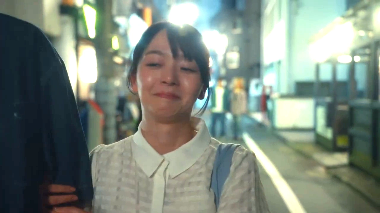 映画『恋傷』で夜道に立つ女性の場面