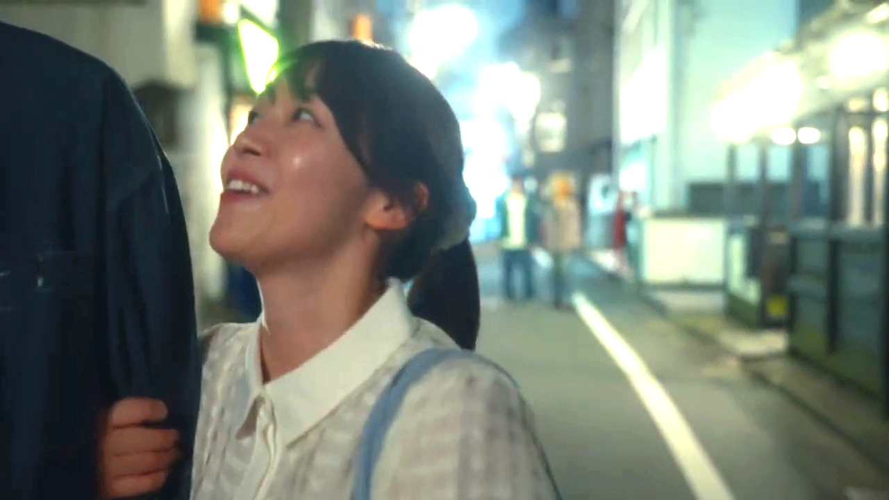 映画『恋傷』で女性が夜道で男性を見上げる場面