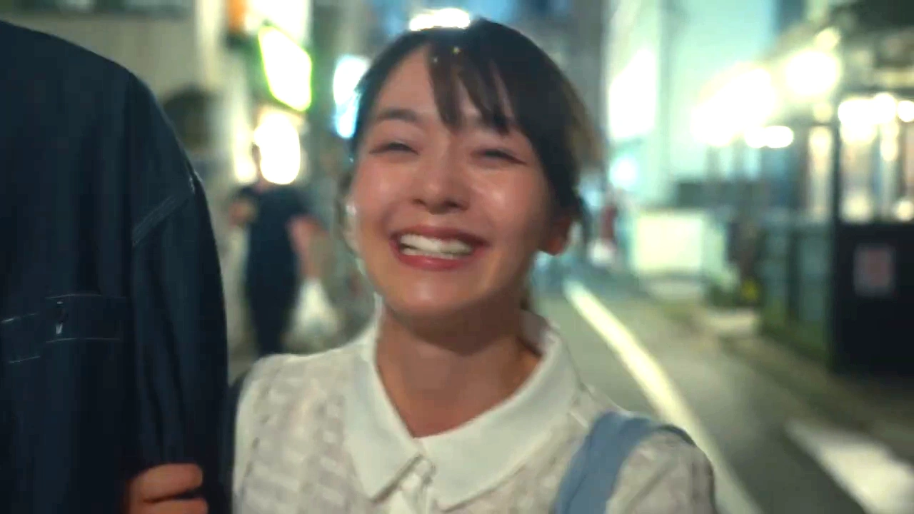 映画『恋傷』で夜道を歩きながら笑う女性の場面