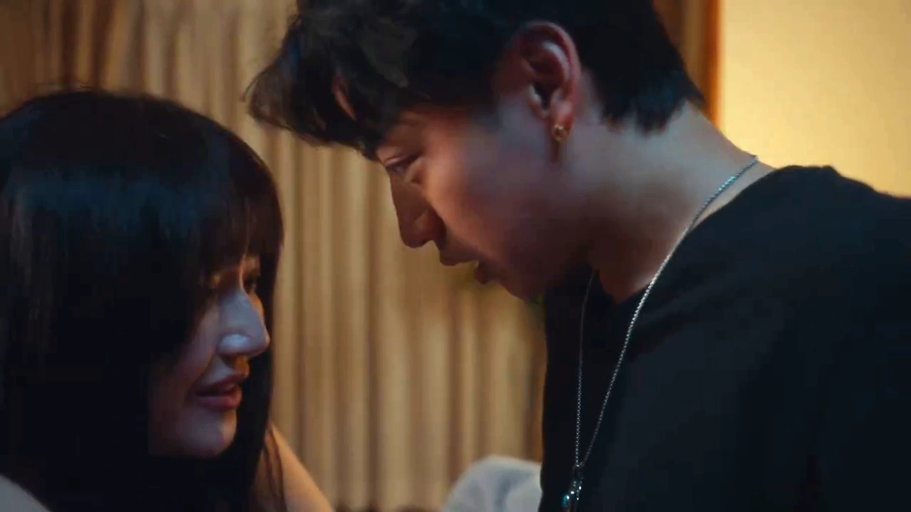 映画『恋傷』で男女が室内で向き合い顔を近づける場面