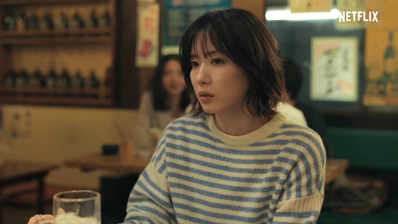 飲食店で真剣な表情を見せるショートヘアの彼女