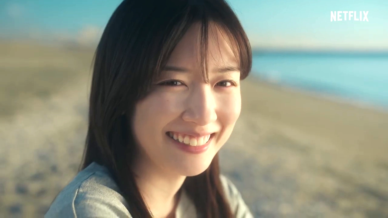 屋外で明るく笑う長髪の彼女