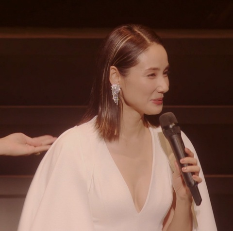 女優・吉田羊、ドレスからお乳がハミ出しまくりｗｗｗｗｗ（GIF動画）