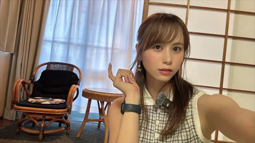 YouTuberあま猫が白いブラウスとスカーフで和室の部屋で優雅にポーズ。障子と竹家具が背景の穏やかなシーンで、フェミニンなライフスタイルがSNSで注目。YouTubeの日常Vlogの魅力。