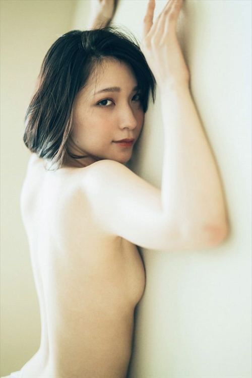 あまつまりな エロい美尻を披露したグラビア