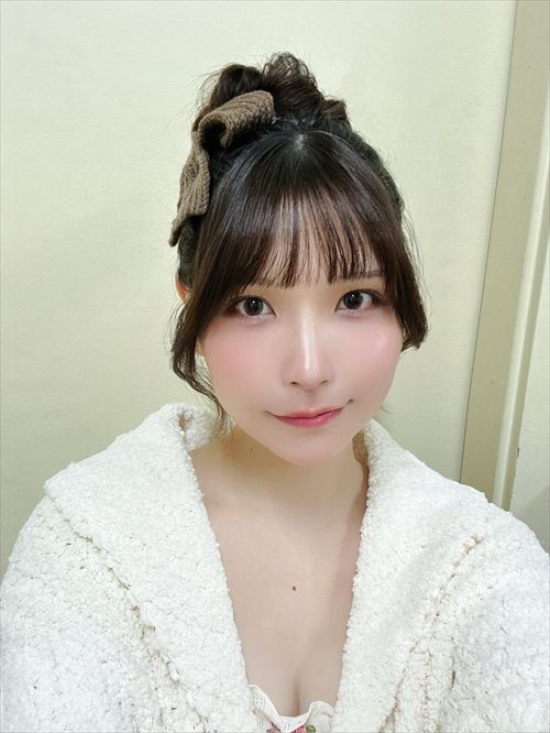 あまつまりな エロい自撮りで乳首チラのセクシー画像