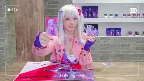 TGS2025でえなこのセクシーなふんどしコスプレ、MIRESIイツカの銀髪ツインテール