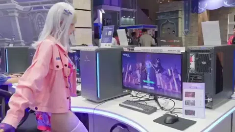 えなこがTGS2025でMIRESIイツカのふんどし衣装でセクシーポーズ