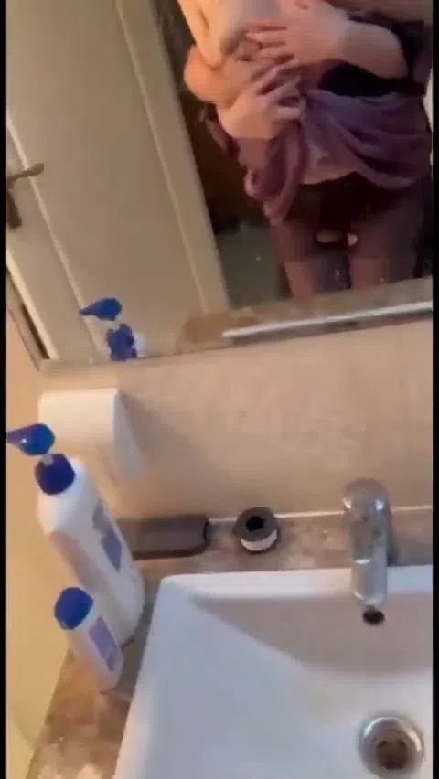 イケメンカメラマンとモデル美女の過激ハメ撮りGIF