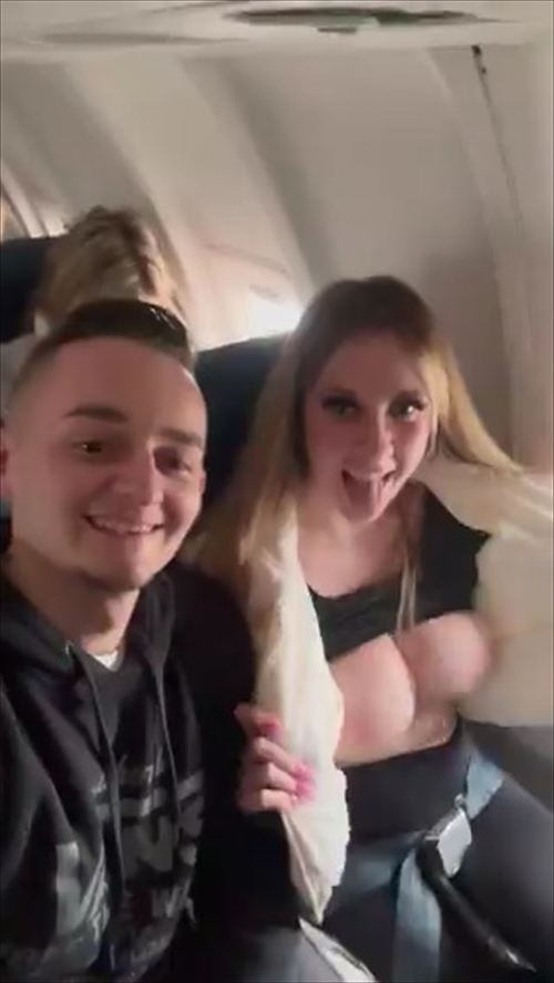 飛行機でおっぱい見せるチャレンジの話題映像