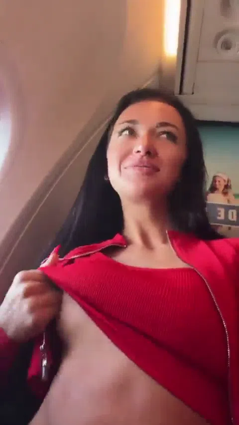 飛行機の過激なチャレンジで胸露出