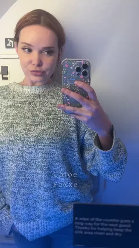 飛行機でセクシーな胸を見せる大胆な女性