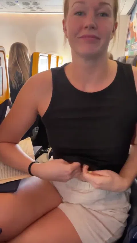 飛行機内でのおっぱい露出チャレンジがSNSでバズる