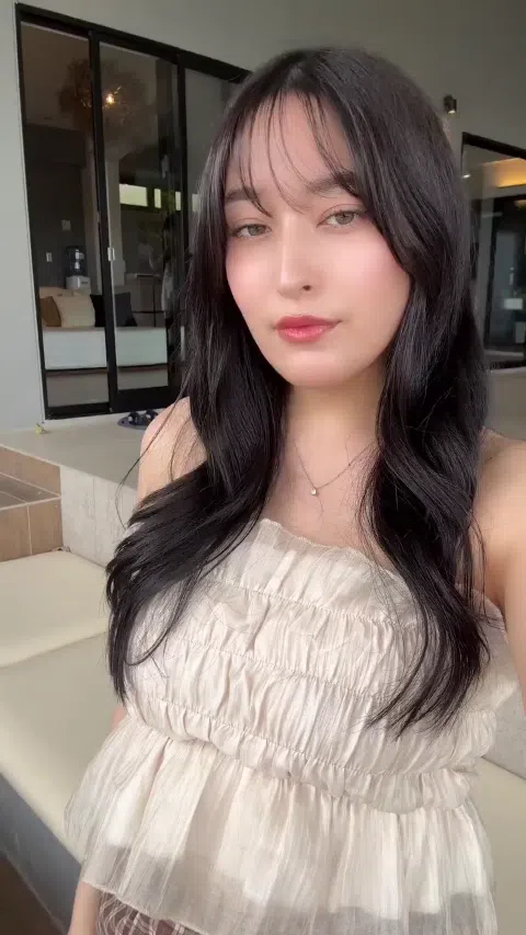 平田梨奈 セクシー自撮り 白いトップスで魅力的な表情