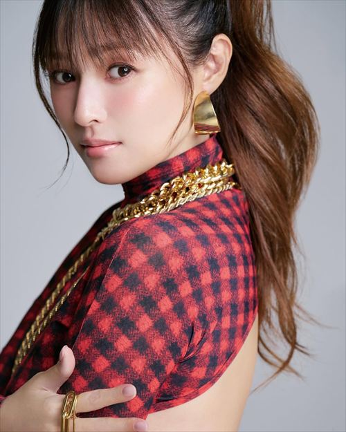 深田恭子 ポニーテール 背中見せセクシー チェック柄トップ ゴールドアクセ輝く