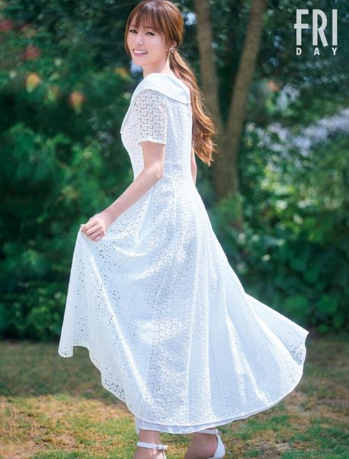 深田恭子 白ワンピース 屋外ショット 優雅なドレスアップ 脚長美脚アピール