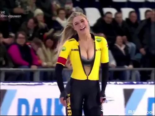 スピードスケートユッタ・リールダムのセクシーハプニング 谷間がカメラに