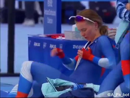 ユッタ・リールダムのスピードスケート事故 グレーの下着と谷間がバッチリ