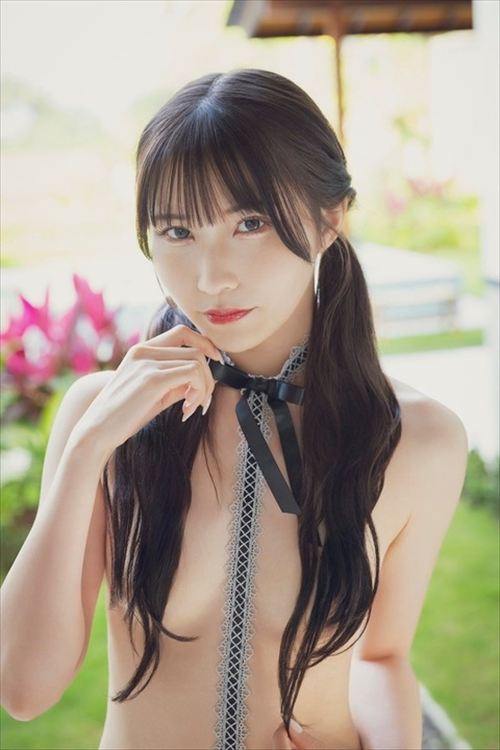 伊織芽衣 水着 巨乳強調のセクシーポーズ