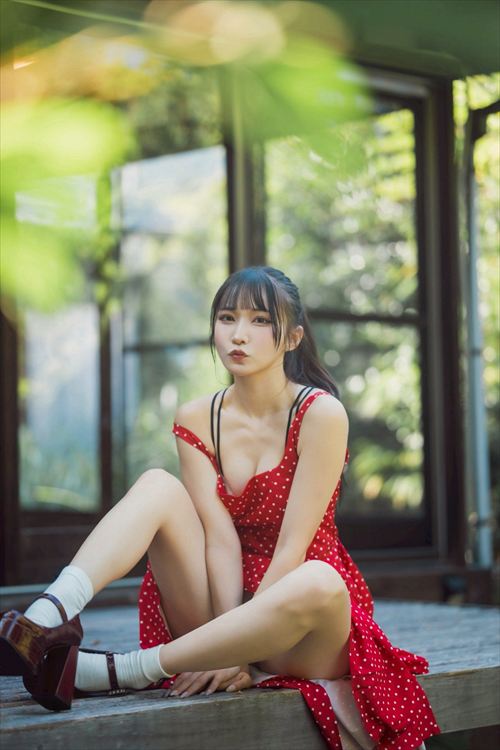 伊織芽衣 写真集 バリ島撮影のヌード風ポーズ