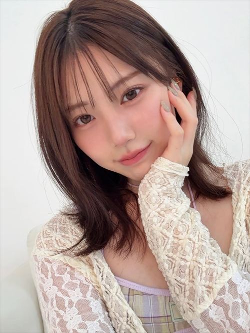 石川澪の可愛いTikTokと本番中のエロAVシーンの対比画像