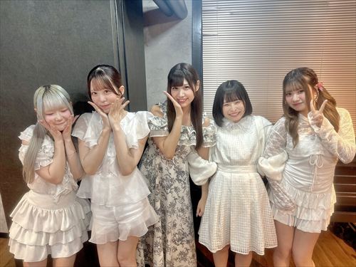 君のメインヒロインの集合写真で夏目しおが話題のエロスキャンダル