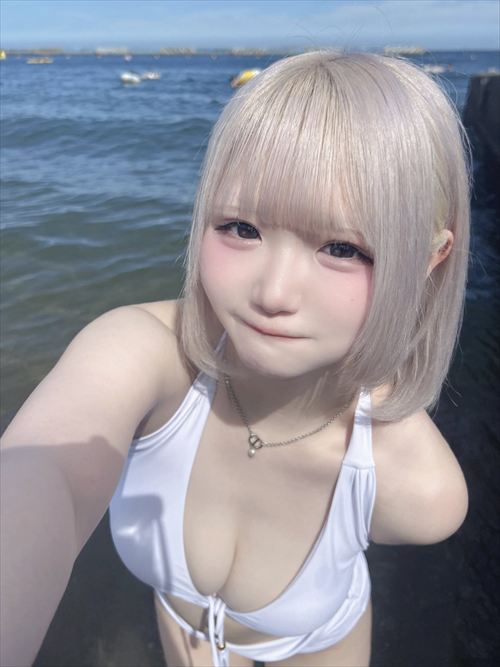 七瀬りんの魅力的なアイドル姿のセクシー写真