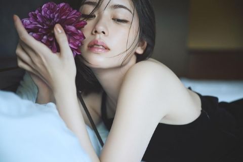 女優・小芝風花、2026年カレンダーがセクシー過ぎて勃起が止まらん・・(GIF動画)