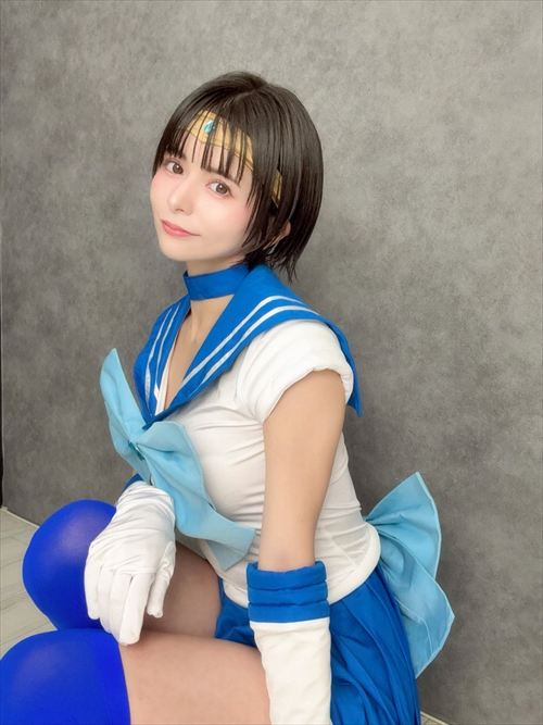 紅羽祐美のエロいコスプレ、水着で巨乳とM字開脚を強調