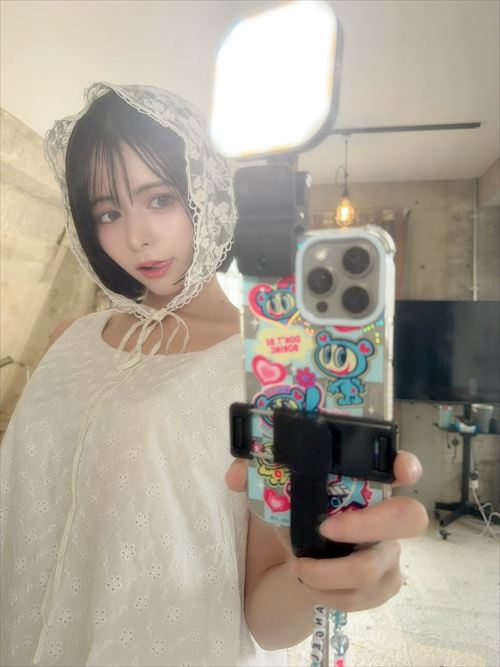 紅羽祐美のセクシーな自撮り、M字開脚と尻でファン魅了