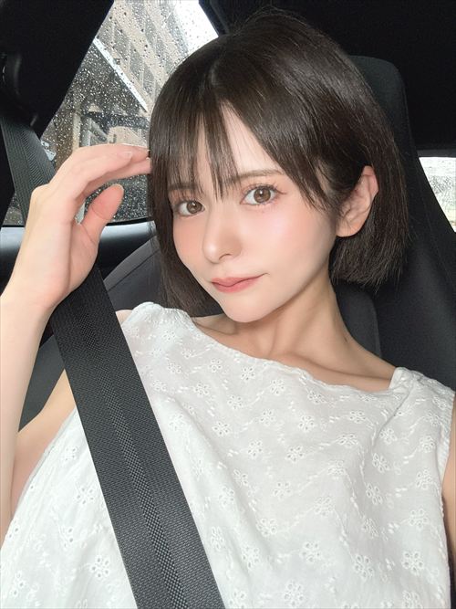 紅羽祐美の過激な自撮り、水着で巨乳とヌード感を演出