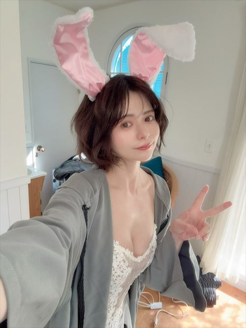 紅羽祐美のエロい自撮り、M字開脚と巨乳が魅力の写真