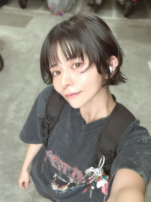 紅羽祐美のセクシーな自撮り、尻と水着で刺激的なショット
