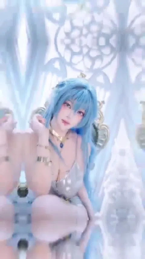 菌烨takoのセクシーなコスプレポーズ、Bilibiliで話題の挑発的ショット