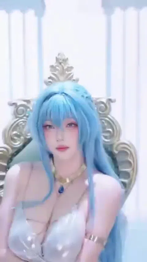 菌烨takoのコスプレで強調された美脚とバスト、TGS2025の注目ショット