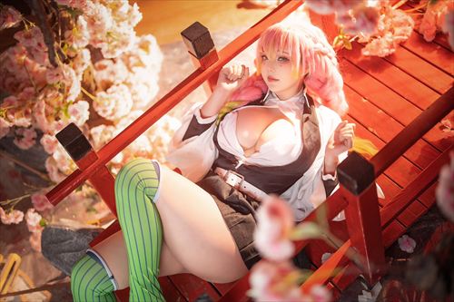 菌烨takoのTGS2025コスプレ、魅惑的なヒップと美脚がファン熱狂