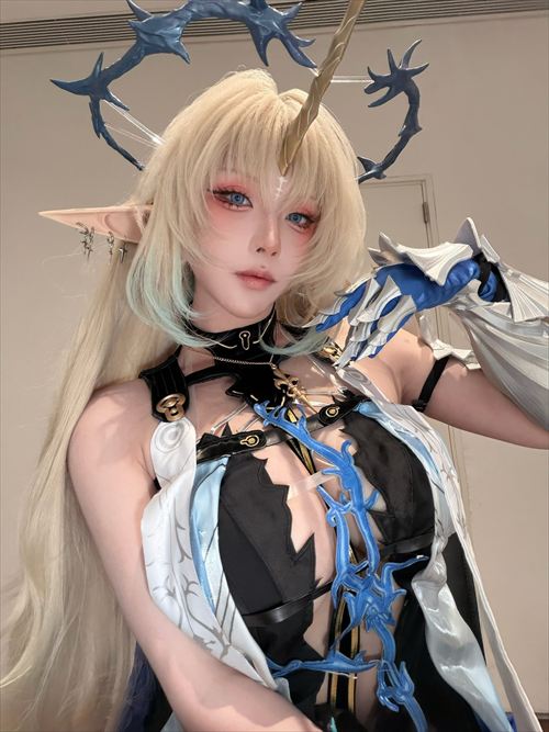 菌烨takoのセクシーなコスプレ、胸元強調の衣装で視線釘付け