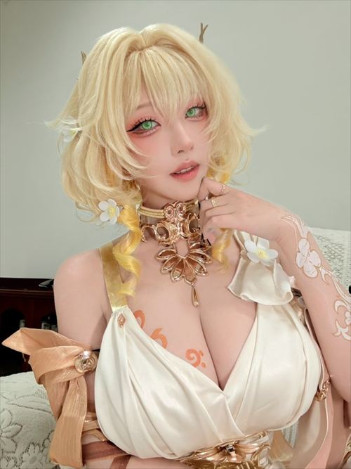 菌烨takoのコスプレ自撮り、ラテックス衣装でセクシーな魅力全開