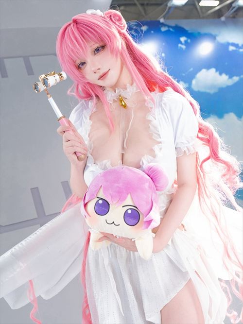 菌烨takoのコスプレ、色気たっぷりのポージングでファン悶絶