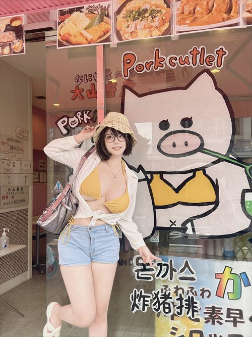 菌烨takoの私服自撮り、タイトなトップスでバストラインがセクシー