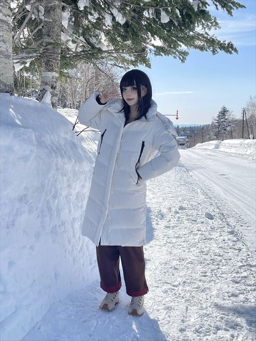 菌烨takoの私服、タイトなスカートでヒップラインが魅力的に