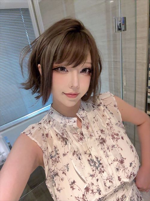 菌烨takoの私服自撮り、体の曲線美を強調したセクシーなスタイル