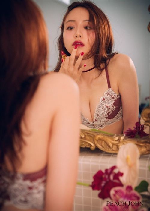 森香澄 ランジェリー ガーター付き 脚線美