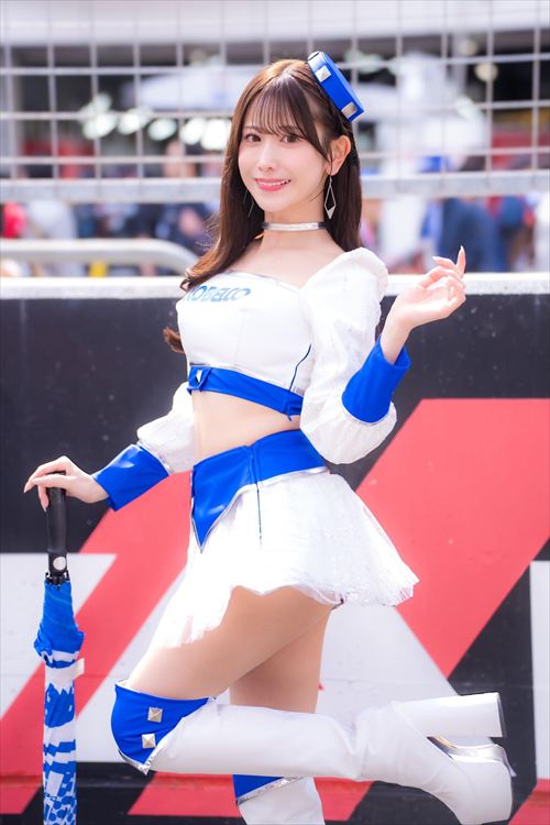 名取くるみ 刺激的なレースクイーン姿の写真