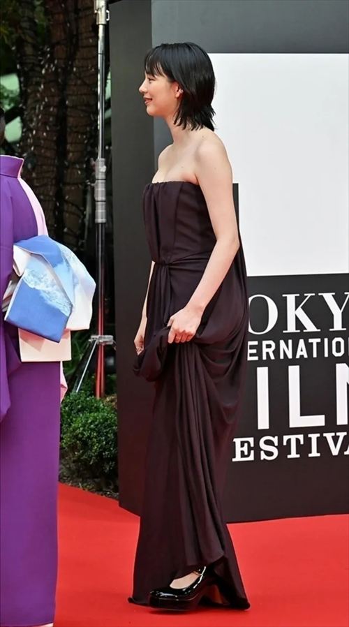 のん 谷間丸出しエロ全開 レッドカーペットカメラフラッシュ浴びる瞬間