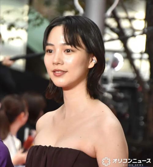 のん 胸元大胆スリットドレス おっぱい揺れが止まらないレッドカーペット