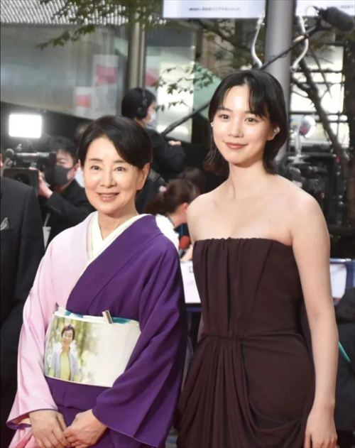 のん 谷間晒しドレス特写 吉永小百合と並ぶもエロさ際立つ第38回TIFF