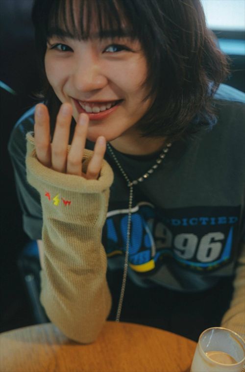 のん グラビア風谷間強調 おっぱい丸見えエロショット 胸元ドアップ